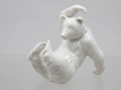 Auktion 375<br>Bär, KPM Berlin, Entw.  Heinrich Ernst Weisser, Weißporzellan, ca. H-9,5cm [1]