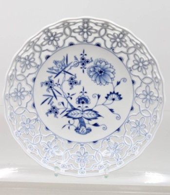Auktion 375<br>Schale, Meissen, Schwertermarke, Zwiebelmuster, filigran durchbrochenen Rand, 1x Schleifstrich, H-5,7cm. D-24,5cm [1]
