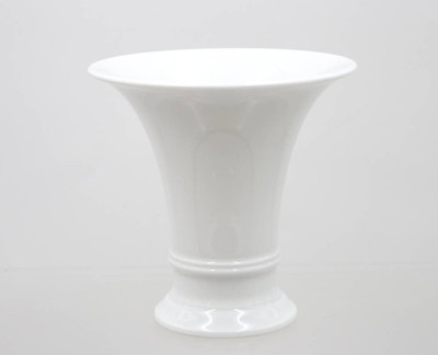Auktion 375<br>Kratervase, KPM Berlin, Entw. Karl Friedrich Schinkel, Weißporzellan, ca. H-14,5cm [1]