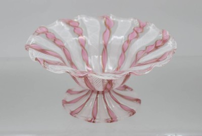 Auktion 375<br>Muranoglas- Fußschale, rose und weiße Spiral-Einschmelzungen, ca. H-8,2cm D-16cm [1]
