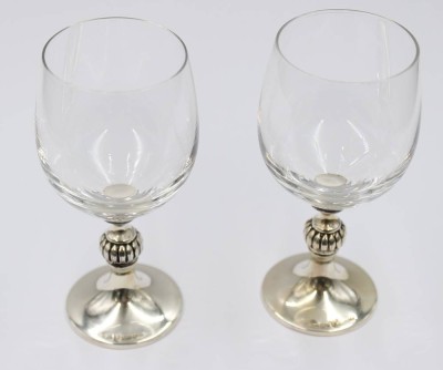 Auktion 375<br>Paar Likör-Gläser, 925er Silberstand, ca. H-9,5cm [1]