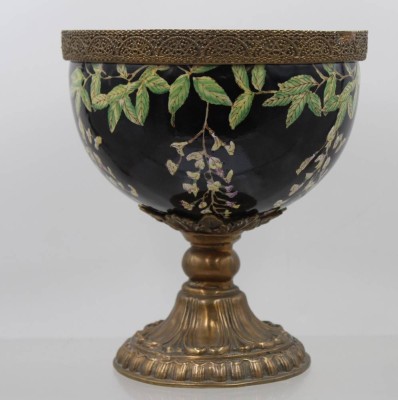 Auktion 375<br>gr. Fussschale nach antikem Vorbild, floral dekoriert, Bronzemonturen, ca. H-23cm D-20cm [1]