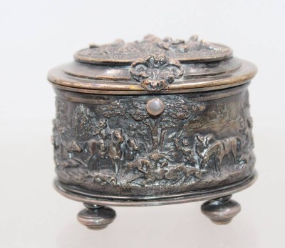 Auktion 375<br>antike Schmuckschatulle mit Flachrelief- bzw. Repoussé-Verzierung, wohl Kupfer versilbert, ca. H-6cm [1]