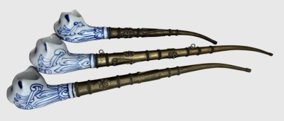 Auktion 375<br>3x Pfeifen mit Porzellanköpfen, Katzen, Messingstiele, L-19 bis 27 cm [1]
