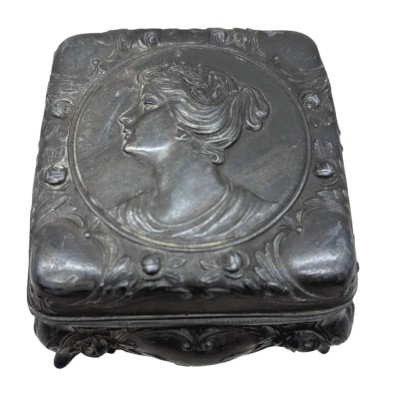 Auktion 375<br>alte, massive Zinn Schmuckdose, Deckel mit Frauenportrait, H-6,5 cm, 9x9 cm [1]