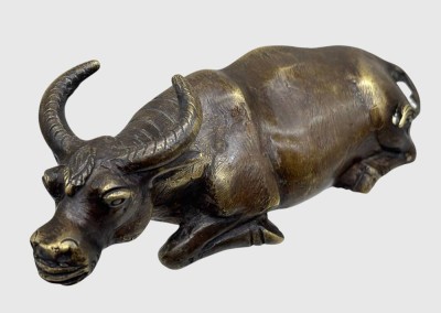 Auktion 375<br>liegender Wasserbüffel, Bronze, wohl Asien, H-6 cm, L-16 cm [1]