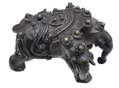 Auktion 375<br>antiker  Elefanten Airavata  aus Bronze, dreiköpfig, wohl Indien, H-8 cm, L-11 cm [1]