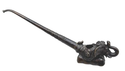 Auktion 375<br>antike Bronze-Elefant-Pfeife, wohl Burma, H-5,5 cm, L-über alles 25 cm [1]