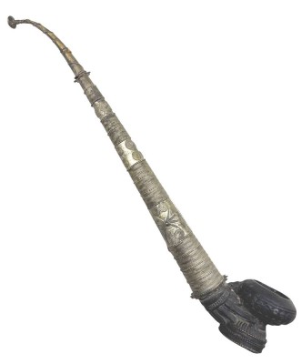 Auktion 375<br>Burmesische Pfeife, Bronzekopf mit Metallummantelten Stiel, wohl Ende 19.Jhd.?, L-30 cm [1]
