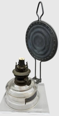 Auktion 375<br>Petroleum Tischlampe , Glasbehälter mit Reflektor, H-29 cm [1]