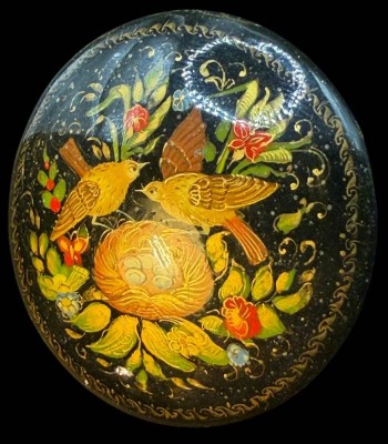 Auktion 375<br>runde russische Lack Brosche, handbemalt mit Vogelpaar und Nest. verso signiert, D-5 cm [1]