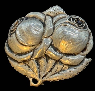 Auktion 375<br>grosse Silberbrosche, (geprüft) . Rosenblüten, 5x4,5 cm, 9,85 gr [1]