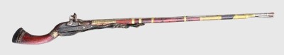 Auktion 375<br>langer Vorderlader  wohl arabisch, datiert 1810, mit Lederriemen, dieser mit 3 engl. Uniformknöpfen besetzt, L-157 cm(kein Versand ausserhalb EU) [1]
