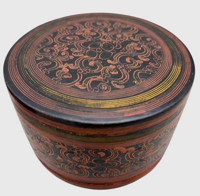 Auktion 375<br>antike burmesische Lack-Betelbox mit gravierten Rankenmuster in warmen rötlichen Tönen auf schwarzem Grund, wohl 19.Jhd., H-7 cm, D-11 cm [1]