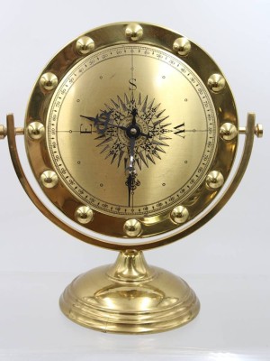 Auktion 375<br>Messing-Tischuhr im nautischen Kompass-Stil mit einem Zifferblatt im Marine-Design, Batteriewerk, Funktion nicht geprüft, Gebrauchsspuren, ca. H-39,5cm B-26,5cm [1]