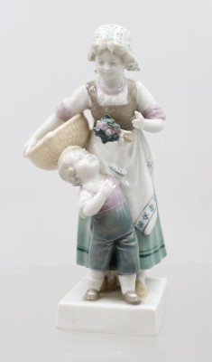 Auktion 375<br>Figurengruppe, Mutter mit Kind, W.-Goebel-Porzellanfabrik aus Oeslau, Unterglasurfarben, ca. H-16,5cm, 1x an Finger min. bestossen [1]