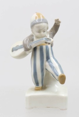 Auktion 375<br>kl. Figur, Knabe mit Mandoline,W.-Goebel-Porzellanfabrik aus Oeslau, leider geklebt, ca. H-11,5cm [1]