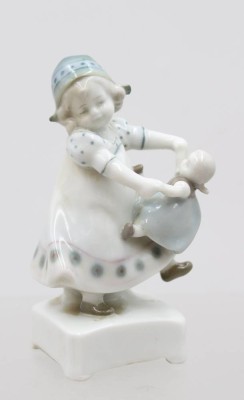 Auktion 375<br>kl. Figur, Mädchen mit Puppe, W.-Goebel-Porzellanfabrik aus Oeslau, älter, Unterglasurfarben, ca. H-12cm [1]