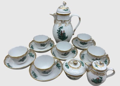 Auktion 375<br>Staatlich Meissen: Mocca-Service für 6 Pers.,Neumarseille mit Watteau-Malerei, 1.Wahl, alles guter Zustand, Kannenhöhe ca. 20 cm, 15 Teile [1]