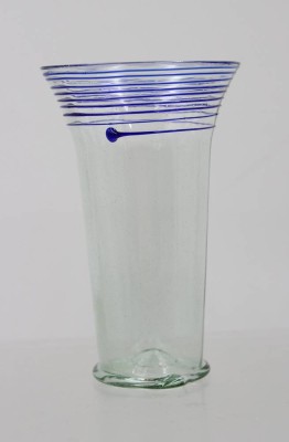 Auktion 375<br>böhmisches Waldglas, gemarkt, blaue Fadenauflage, ca. H-12,8cm [1]