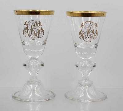 Auktion 375<br>Paar Pokalgläser, älter, Goldrand und Ziermonogramm, wohl Lauensteiner Glas, 1x an Stand Chip, ca. H-19,5v, [1]