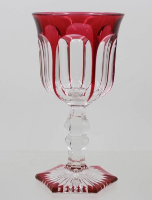 Auktion 375<br>Kelch-Glas, rot überfangen, älter, wohl Baccarat, ca. H-17,2cm [1]