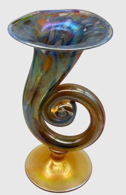 Auktion 375<br>irisierende Füllhorn-Vase auf Stand, signiertes Studio Glas, dat. 1989, H-25 cm [1]