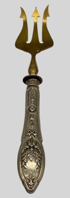 Auktion 375<br>Vorlegegabel, Silbergriff, vergoldete Zinken, L-17 cm [1]