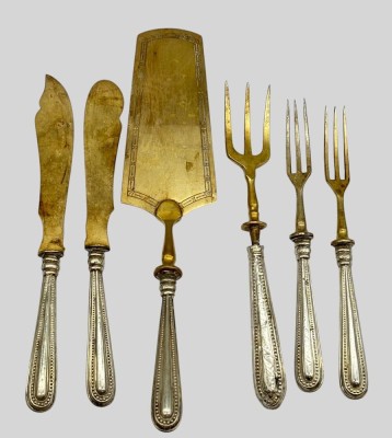 Auktion 375<br>6x div. Vorlegeteile mit Silbergriffen-800-, ungepflegte Klingen, Butter-Käsemesser, 2 Aufschnittgabeln, 1 Fleischgabel, 1 Heber [1]