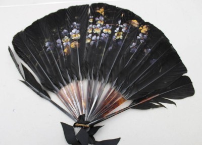 Auktion 375<br>eleganter schwarzer Federfächer mit handgemalten Blütenverzierungen und schildpattfarbenen Stäben, Bindungen defekt, wohl um 1900, ALtersspuren, L-38,8cm [1]