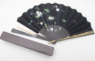 Auktion 375<br>antiker Handfächer, 1900/1920er-Jahre, gefertigt aus schwarzem Stoff (wie Seide oder Zylinderseide) mit einer feinen, handgemalten Blumen- und Zweig-Dekoration, leider beschädigt, ca. L-30cm [1]