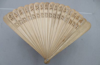 Auktion 375<br>hohlgeschnitzter Hand-Faltfächer aus hellem Holz, Bindungen leider defekt, L-23cm [1]