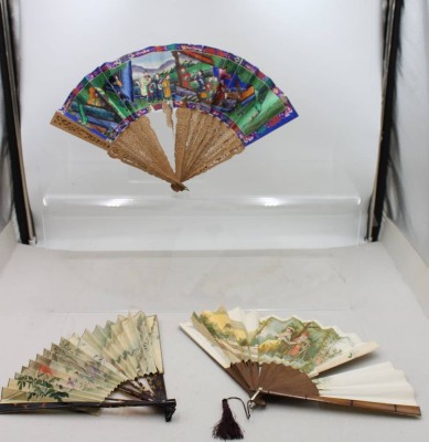 Auktion 375<br>3x div. alte Fächer, 19. Jhd., 2x China, 1x datiert 1880, je stark beschädigt, ca. L-29cm [1]