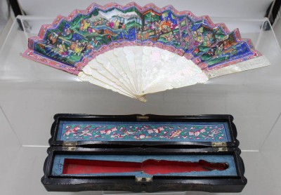 Auktion 375<br>antiker chinesischer Fächer handbemal in dazugehörigen schwarz lackierten Holzkiste aus dem 19. Jahrhundert, datiert 1869, Perlmutt, leider gebrochen, ca. L-28,5cm [1]