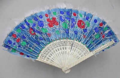 Auktion 375<br>antiker Faltfächer mit blauen und roten handbemalten Federn sowie filigran geschnitzten Knochenstäben, China um 1900,  1x Strebe gebrochen, ca. L-27,5cm [1]