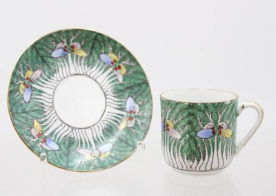 Auktion 375<br>Tasse it U.T., im Famille-Verte-Stil mit einem filigranen Bok-Choy-Blatt- und Schmetterlingsmuster, gemarkt, ca. H-5,7cm [1]