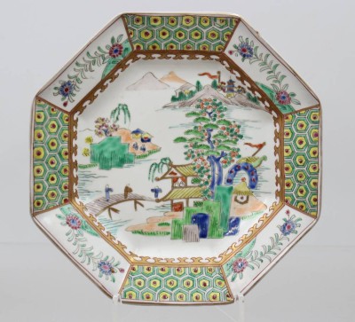 Auktion 375<br>achteckiger Porzellanteller mit polychromem, figürlichem Dekor, China, älter, ca. D-18,3cm [1]