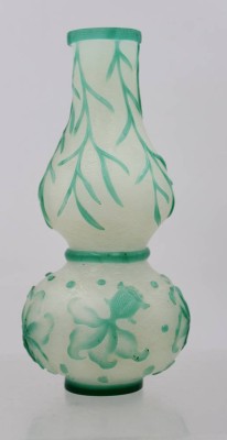 Auktion 375<br>Vase, China, sogen. Peking-Glas, geschnitten, gemarkt, ca. H-17,5cm [1]