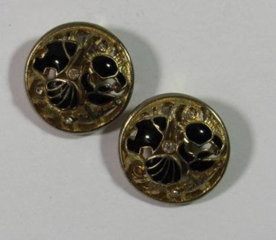 Auktion 375<br>Paar Modeschmuck-Ohrclips, teilw. emailliert, besetzt mit klaren Steinen(1x fehlt), ca. D-3cm. [1]