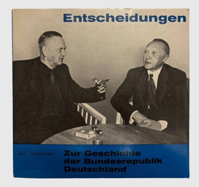 Auktion 375<br>Entscheidungen-Zur Geschichte der BRD, mit Schallplatte, 8° quadr. 71 S. mit 12 Phototafeln. Illustrierter Okart. Hinten in Einstecklasche Schallplatte mit Tondokumenten zum Thema (LP 20! cm) [1]
