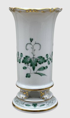 Auktion 375<br>Vase auf Stand, Tatzenfüsse 