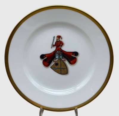 Auktion 375<br>studentischer Teller mit  rot/braunen Wappen, Unterseite Widmung, dat. 1910/11, D-19 cm [1]