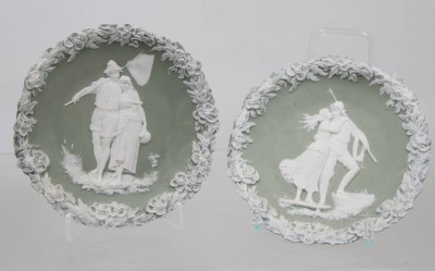 Auktion 375<br>2x Jugendstil-Wandbilder, Jasperware, romant. Szenen, je Nr. 2927, ca. D-14cm [1]