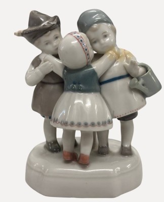 Auktion 375<br>Kindergruppe, frühes Goebel, Wilhelmsthal  um 1905, beschädigt und mehrfach geklebt, H-12,5 cm, B-10 cm [1]