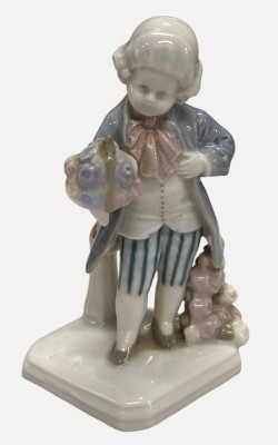 Auktion 375<br>Goebel Mädchen um 1920 mit Blumen, H-10 cm, rückseitig Vase beschädigt [1]