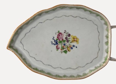 Auktion 375<br>Blattschale mit handgemalten Blumenbouquet, 19x14 cm, wohl 19.Jhd. [1]