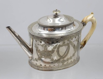 Auktion 375<br>antike georgianische Teekanne, George-III-Stil  mit feinen Handgravuren und einem isolierten Griff aus Bein, um 1780, Versilberung wohl erneuert, H-16cm [1]
