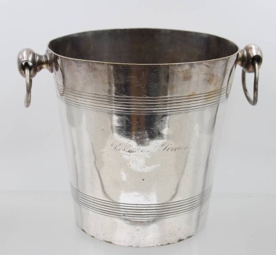 Auktion 375<br>Art-Déco Sektkühler, wohl Kupfer versilbert, Favart gemarkt, Alters-u. Gebrauchsspuren, ca. H-19,5cm D-19,5cm [1]