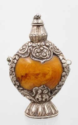 Auktion 375<br>bauchige Schnupftabakflasche, Tibet, Silbermonturen geprüft, Himalaya-Bernstein, ca. H-10cm [1]