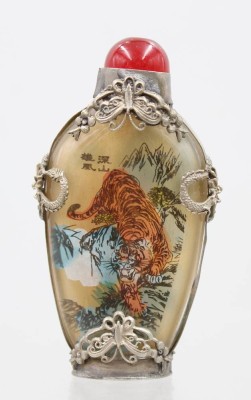 Auktion 375<br>antike chinesische Schnupftabakflasche , Zwischenglasmalerei,  silberfarbene Metallmonturen, ca. H-8cm [1]